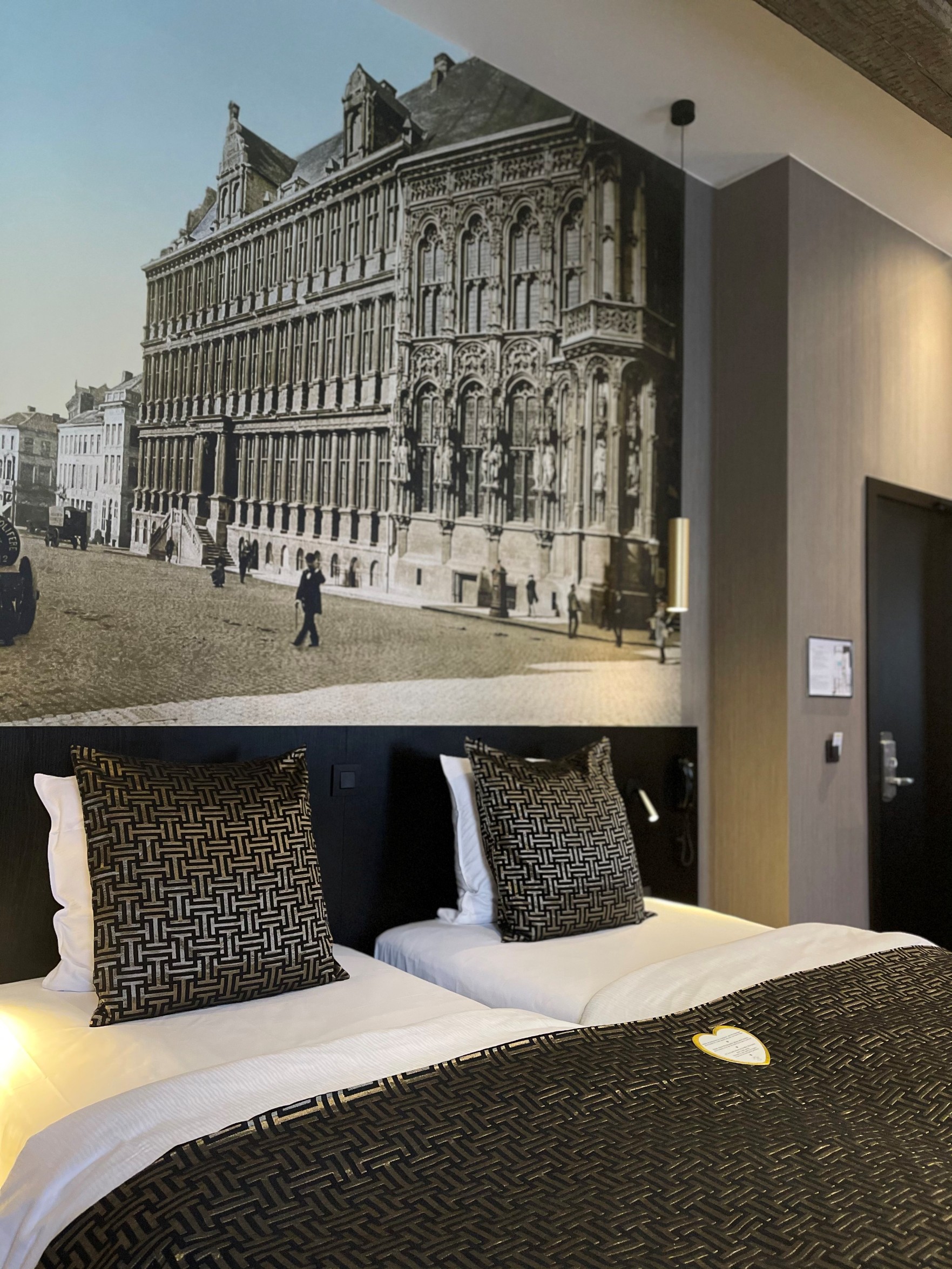 Twin kamer met aparte bedden en stadsgezicht als wandkunstwerk